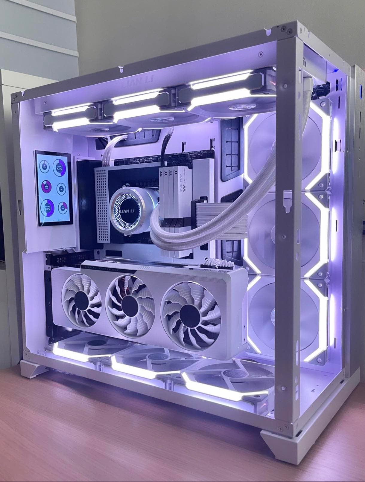 PC blanc sur mesure avec éclairage violet